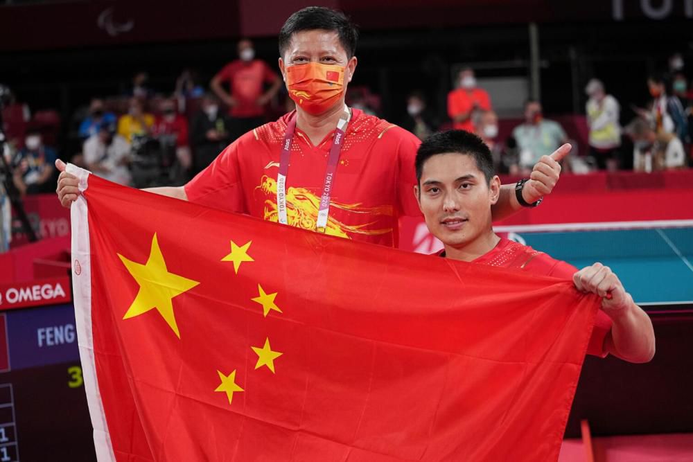 因为想大规模上映还有一条无法逾越的障碍，像是AMC和Regal这样的院线，都有90天的;窗口期规定，就是说，影片在电影院上映的90天之内，不能出现在其余平台